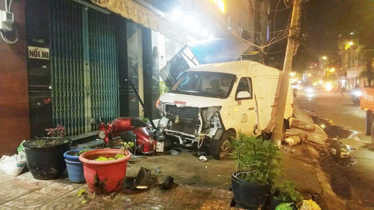 Ô tô nghi đuổi cướp tông nhiều xe máy, làm gãy cột điện ở Bình Tân - 1