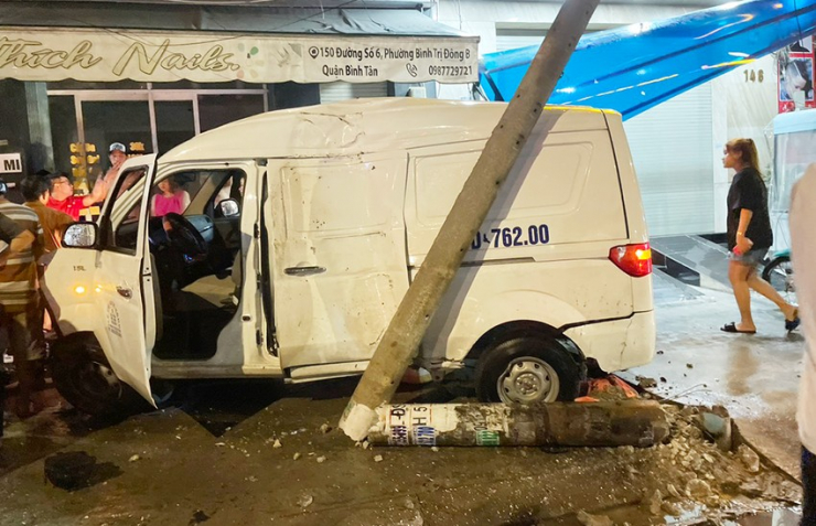 Ô tô nghi đuổi cướp tông nhiều xe máy, làm gãy cột điện ở Bình Tân - 2