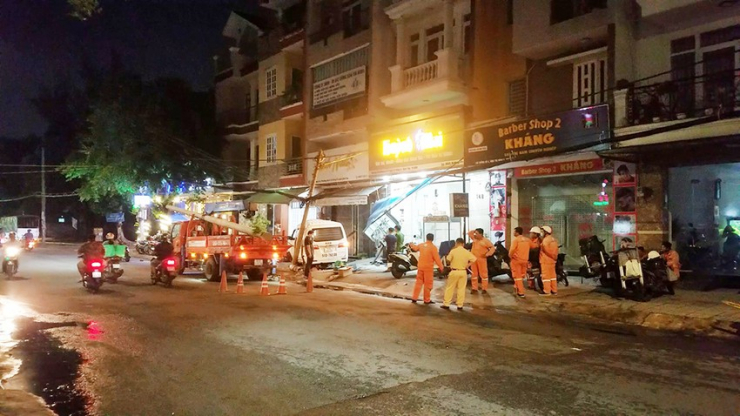 Ô tô nghi đuổi cướp tông nhiều xe máy, làm gãy cột điện ở Bình Tân - 4