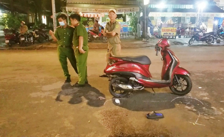 Ô tô nghi đuổi cướp tông nhiều xe máy, làm gãy cột điện ở Bình Tân - 3