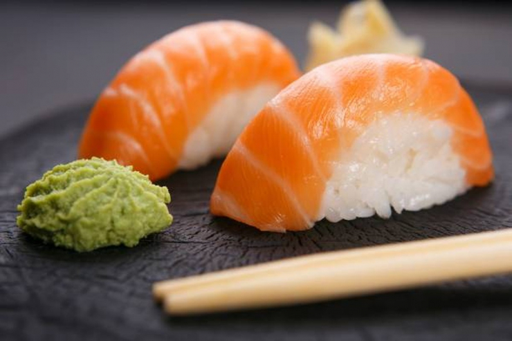 Món sushi nổi tiếng của Nhật Bản thường ăn kèm với một loại gia vị có màu xanh lá cây gọi là wasabi. Thế nhưng, hầu hết thứ thực khách ăn hiện tại chưa chắc đã là wasabi thật. Ảnh: iStock