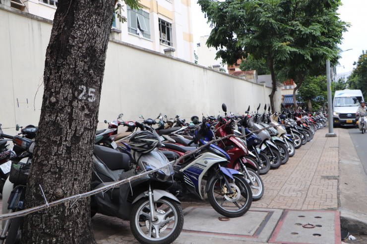 Xe máy xếp kín trên vỉa hè đường Tú Xương, quận 3, nơi bệnh viện Mắt TP HCM trưng dụng làm chỗ để xe máy.