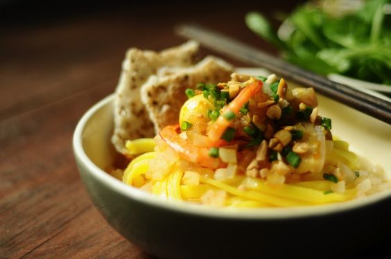 Hương vị truyền thống của mì Quảng là kết hợp với trứng, thịt heo, thịt gà và tôm.