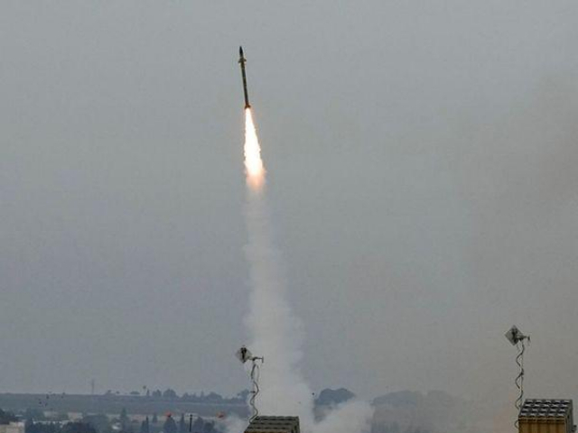 Hơn 800 quả rocket được phóng nhằm vào Israel, nạn nhân thiệt mạng đầu tiên được ghi nhận