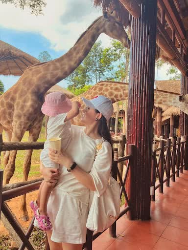 Phu nhân tập đoàn nghìn tỷ gây "sốt" khi lấy túi xách hàng trăm triệu đựng bỉm cho con, hiếm hoi tiết lộ góc biệt thự xa hoa - 2