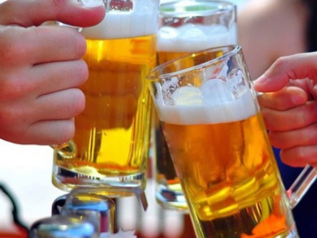 Mùa hè, uống bia cần tránh 4 sai lầm này vì sẽ tàn phá nội tạng khủng khiếp