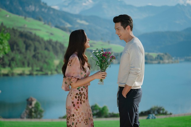 Cảnh cuối cùng của phim, nơi Ri Jeong Hyeok và Yoon Se Ri hạnh phúc bên nhau được quay tại hồ Lungern, Obwalden là phân cảnh được khán giả đánh giá là đẹp nhất trong phim.