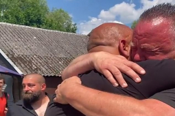 Thế giới - Đang dự lễ tang, ngớ người khi thấy "người chết" từ trực thăng bước xuống