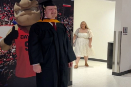 Bạn trẻ - Cuộc sống - Cô gái có hành động khiến bạn trai "sốc" trong lễ tốt nghiệp