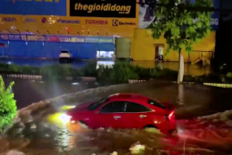 Ô tô - Clip: Cô gái lái ô tô tránh thủy kích cực ngầu và cái kết "đắng"