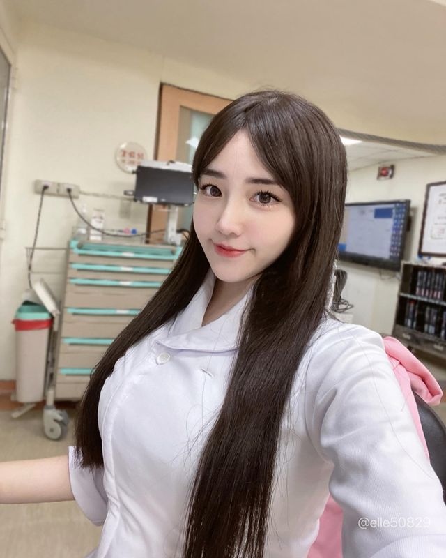 Elle Li được mệnh danh là "nữ y tá xinh đẹp nhất Đài Loan". Hình ảnh của cô thường xuyên được một số trang tin như Sohu, Chinatimes đăng tải bài viết. Cư dân mạng&nbsp;cũng dành nhiều lời khen ngợi cho nhan sắc ngọt ngào của người đẹp.