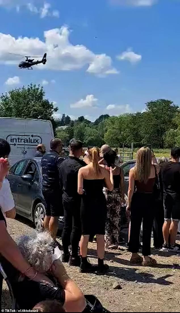 Những người đến dự tang lễ trong trang phục màu đen.