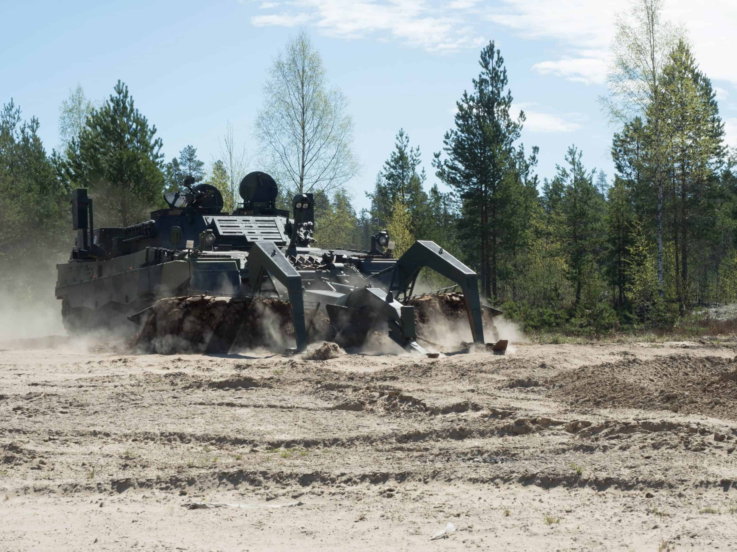 Leopard 2R là xe bọc thép phá mìn hoán cải từ xe tăng chủ lực Leopard 2A4.