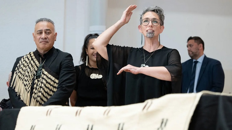 Đại diện bảo tàng Te Papa và một nhà văn kiêm nhạc sĩ người Maori dự một buổi lễ bàn giao chính thức tại bảo tàng Linden ở Stuttgart, Đức.