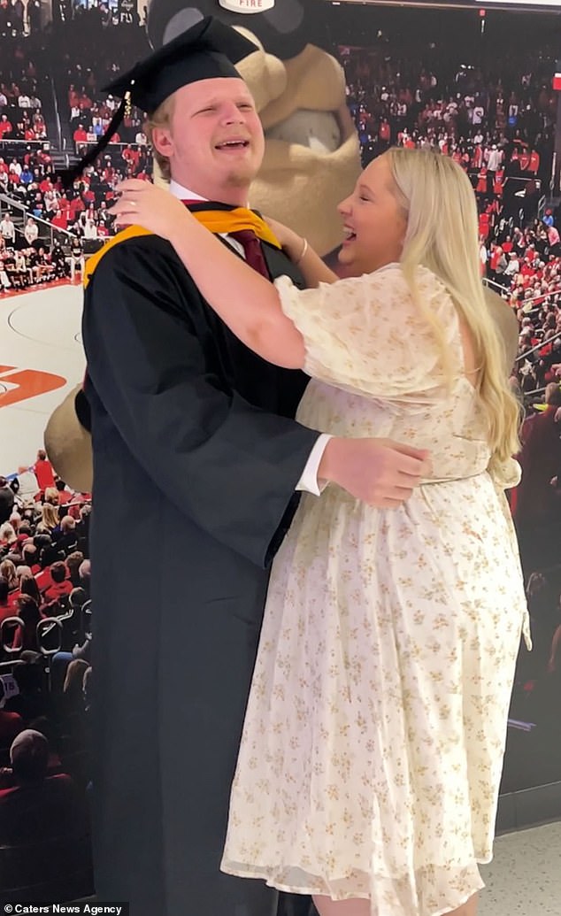 Ella đã gây sốc cho Jacob khi bất ngờ xuất hiện tại lễ tốt nghiệp của anh ở Ohio