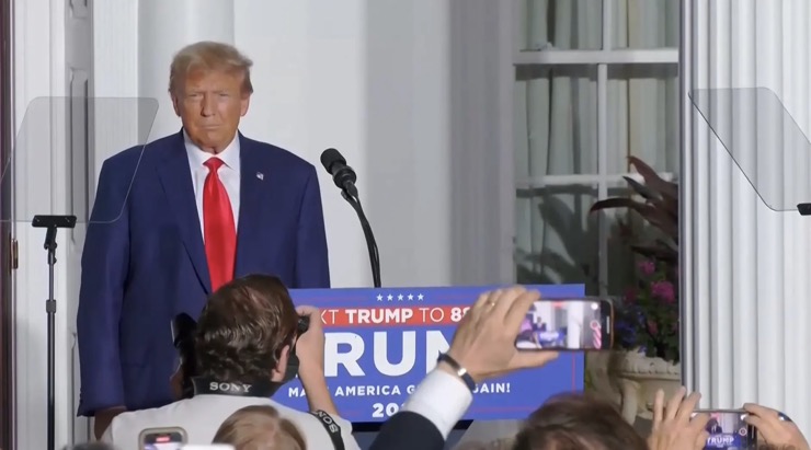 Ông Trump xuất hiện trước đám đông người ủng hộ tại câu lạc golf ở bang New Jersey.