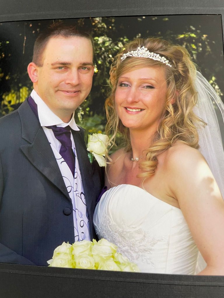 Swinton và chồng cũ trong đám cưới năm 2011 và cả hai ly hôn năm 2015