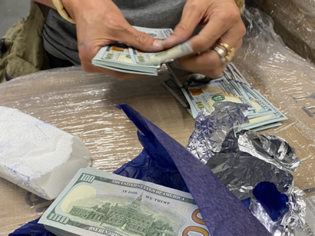 Tin tức trong ngày - CLIP: 5 người mang số ngoại tệ trị giá 14 tỉ đồng nhập cảnh tại sân bay Nội Bài