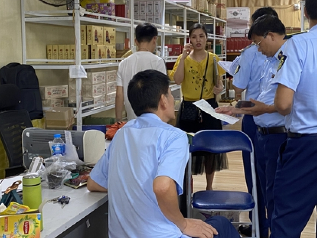 Thị trường - Tiêu dùng - Bán "hàng xách tay" mỹ phẩm, thực phẩm chức năng nhập lậu, một tiểu thương bị xử phạt 25 triệu đồng