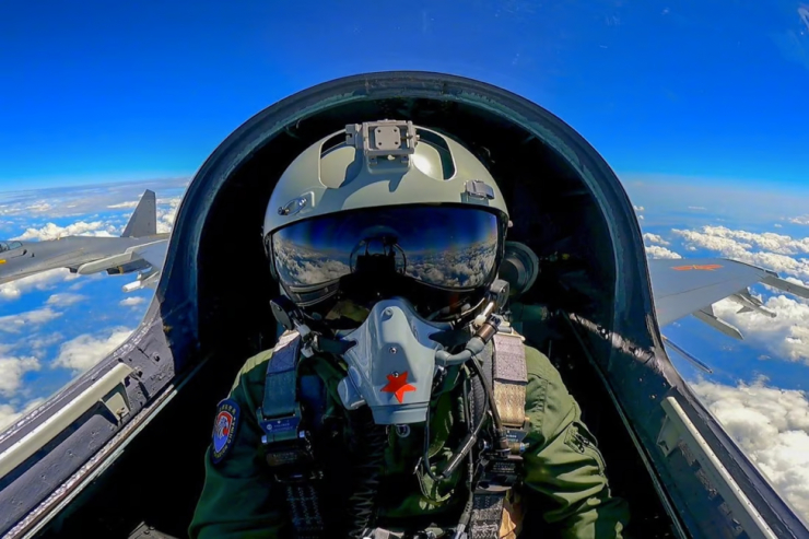 Một phi công Trung Quốc lái máy bay chiến đấu trong cuộc tập trận quân sự hồi tháng 4. Ảnh: South China Morning Post