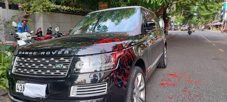 Xe Range Rover bị 2 đối tượng lạ mặt tạt sơn đỏ