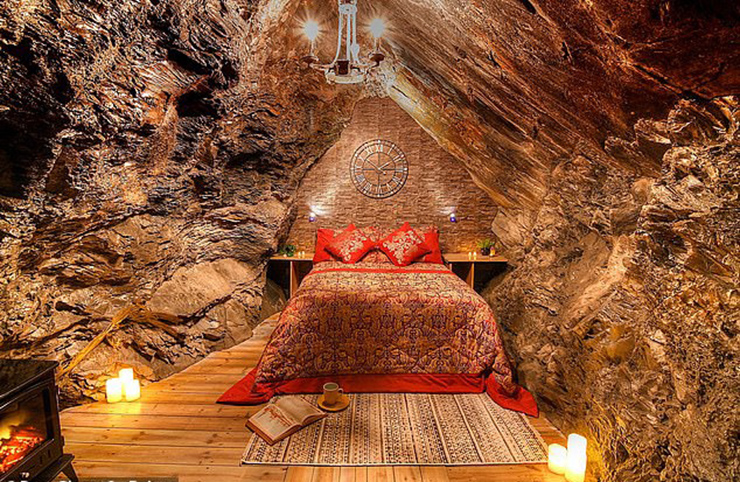 Một khách sạn vừa mới khai trương cho phép mọi người ngủ dưới đáy một mỏ đá sâu 419m ở Anh, khiến nó trở thành “khách sạn sâu nhất thế giới”. 
