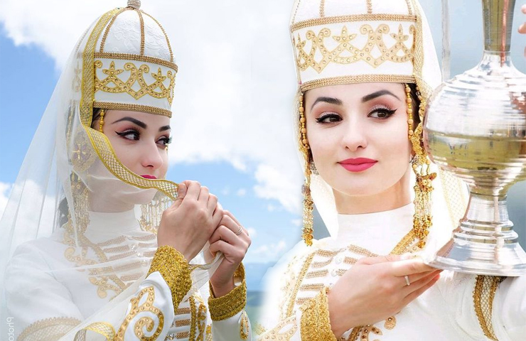Những cô gái tộc Circassia được nhắc đến với vẻ ngoài đẹp hoàn hảo. 

