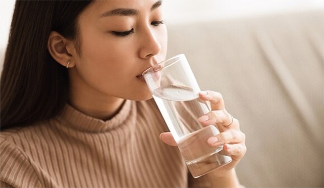 Không khát nước, nhưng có 6 dấu hiệu này cảnh báo bạn đang uống thiếu nước - 2