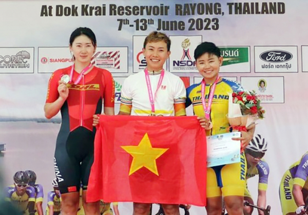 Cua rơ Nguyễn Thị Thật (giữa) giành vé dự Olympic 2024.