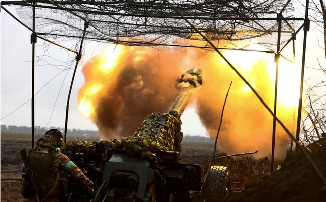 Pháo Ukraine tấn công trên chiến trường gần Bakhmut, ngày 13/4. (Ảnh: Reuters)