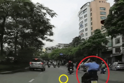 Thế giới xe - Clip: Thấy tiền rơi, lái xe lao vào xe khác vẫn cố vùng dậy nhặt