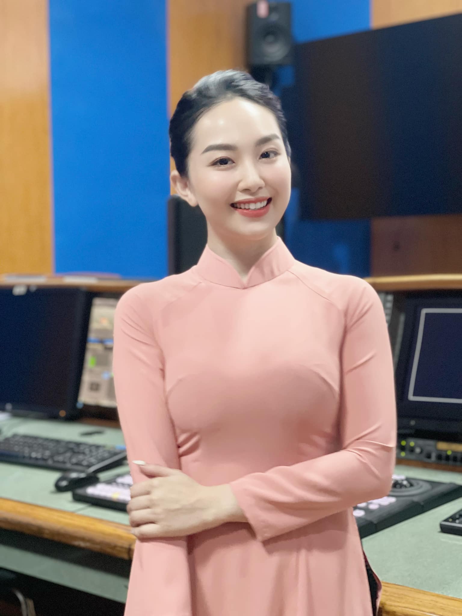 Nữ MC Nghệ An "gây bão mạng" với vẻ ngoài quá đỗi xinh đẹp khi dẫn sóng - 2