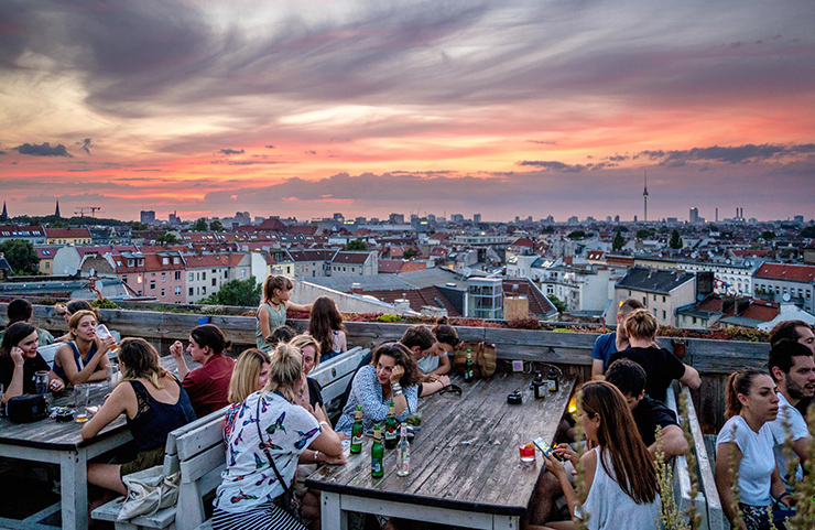 Berlin, Đức: Tại đây du khách sẽ phải kinh ngạc bởi những người Berlin đã quen với cuộc vui&nbsp;kéo dài 72 giờ. Bữa tiệc đêm dường như không bao giờ kết thúc được diễn ra vào tất cả các ngày cuối tuần tại nhiều câu lạc bộ lớn như Golden Gate và Sisyphos. Berlin là một trong những thành phố tuyệt&nbsp;nhất của châu Âu để tham gia các câu lạc bộ, nhất là với những người đam mê nhạc điện tử.
