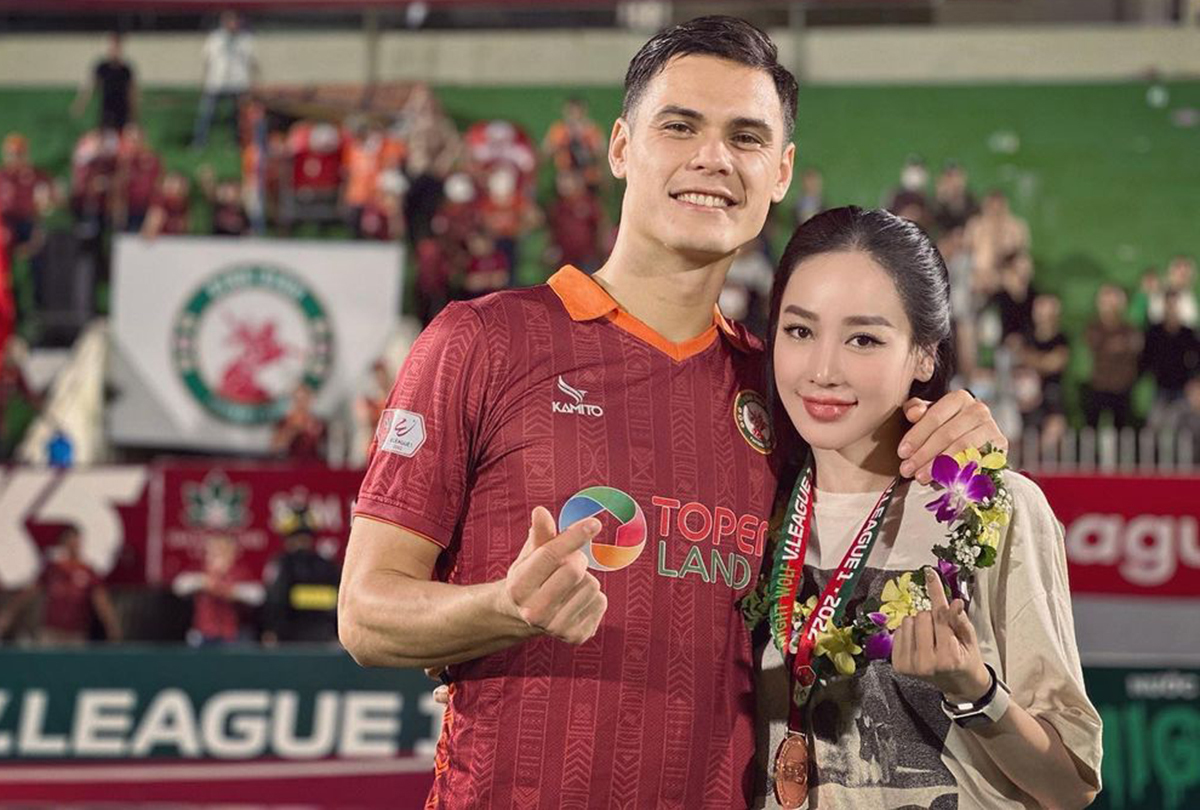 Adriano Schmidt sinh năm 1994,&nbsp;là trung vệ của tuyển Việt Nam. Anh và Helen Thanh Thảo công khai tình cảm từ năm 2022. Cả 2 được nhận xét là cặp trai tài gái sắc của làng túc cầu Việt.&nbsp;