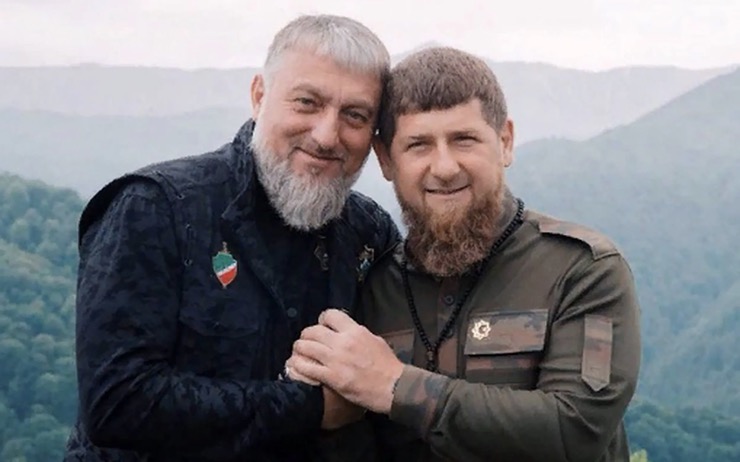 Lãnh đạo Chechnya Ramzan Kadyrov (phải) và "cánh tay phải"&nbsp;Adam Delimkhanov.