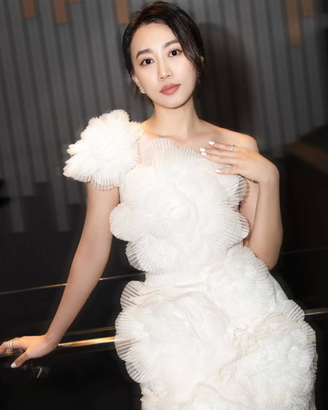 Cô nàng theo đuổi phong cách sang trọng và quý phái.&nbsp;
