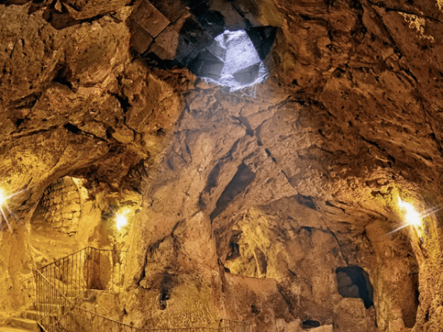 Thế giới - Cải tạo nhà, người đàn ông phát hiện bí mật khó tin bên dưới tầng hầm