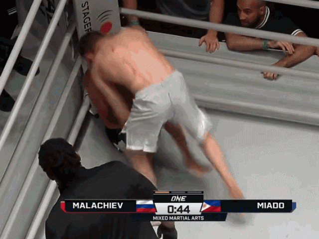 Thể thao - ‘Chiến binh bất bại’ Nga tung đòn gối khiến đối thủ ngã gục