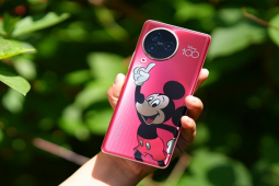 Xiaomi trình làng điện thoại ”skin” chuột Mickey lạ mắt