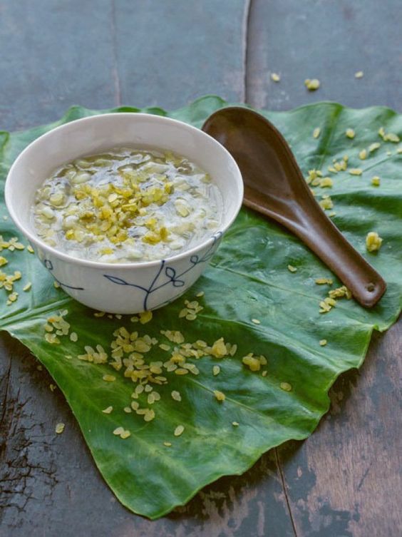 Món chè cốm đặc sánh bởi bột năng và vị dẻo dẻo của cốm được nấu chung