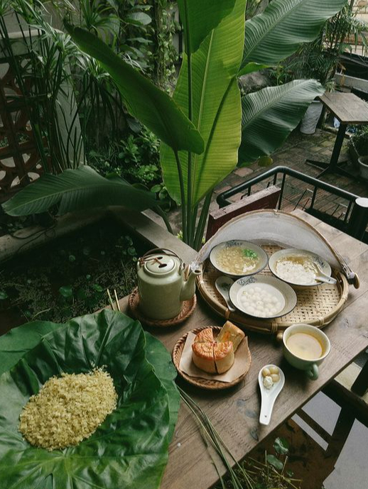 Vào mùa hè oi bức, hẳn là bạn sẽ thích thú với món sữa chua cốm xanh thơm ngon, mát lạnh này. (Ảnh:St)