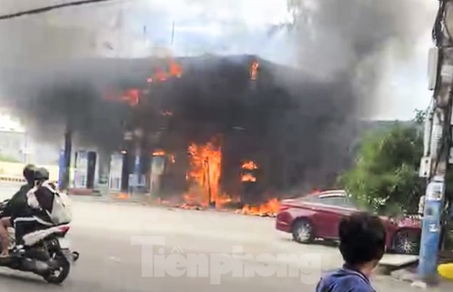 Xe máy phát nổ khiến cây xăng ở Quy Nhơn bốc cháy dữ dội - 1