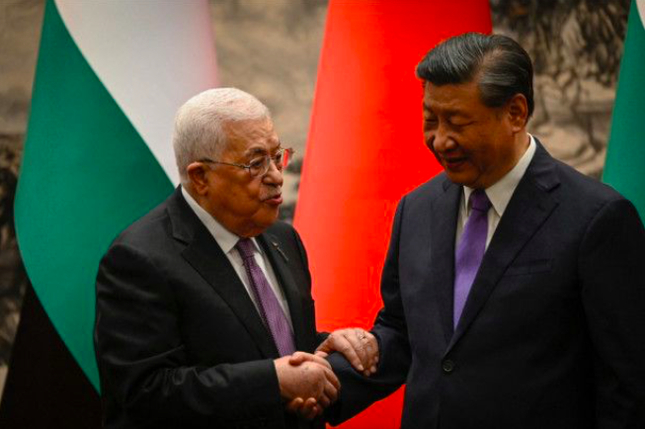 Tổng thống Palestine Mahmoud Abbas trong cuộc gặp Chủ tịch Trung Quốc Tập Cận Bình tại Bắc Kinh, ngày 14/6. (Ảnh: Reuters)
