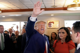Thế giới - Rộ tin ông Trump chiêu đãi rồi quên trả tiền ăn cho người ủng hộ: Phát ngôn viên lên tiếng