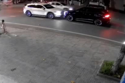 Tin tức trong ngày - Clip: Thấy trước hiểm họa, tài xế lái ô tô đứng im vẫn bị "xế hộp" tông thẳng vào đầu