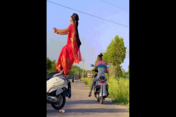 Phi thường - kỳ quặc - Video: Thót tim cảnh cô gái bịt mắt đứng trên yên xe nhào lộn xuống đất