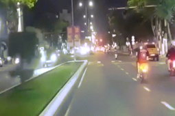 Tin tức trong ngày - CLIP: Xử phạt 2 thanh niên tự ý dẫn đường xe cấp cứu