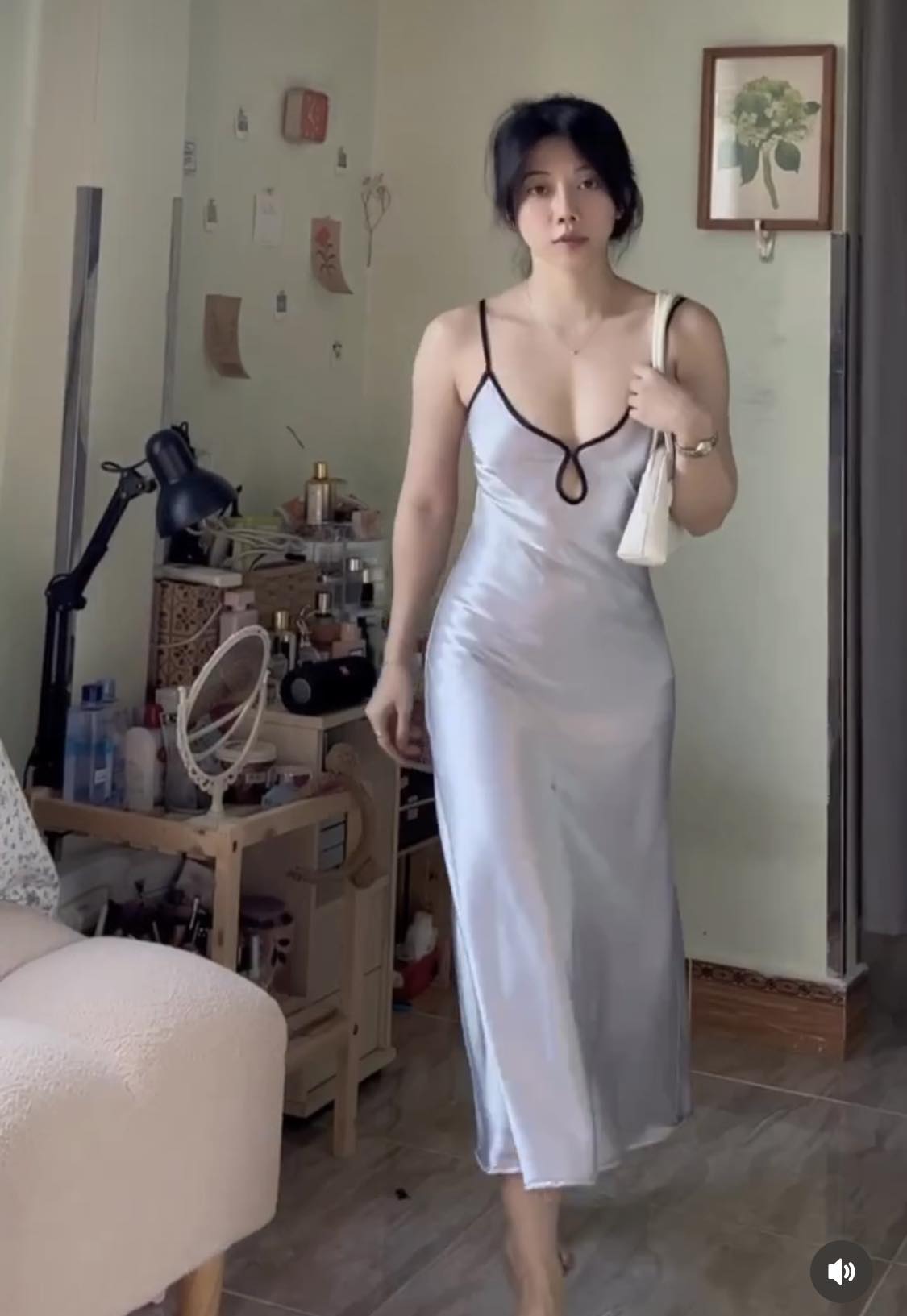 Chiếc váy trong clip của Hồng Duyên nhận về nhiều bình luận trái chiều (Instagram NV: ha.hongduyen)