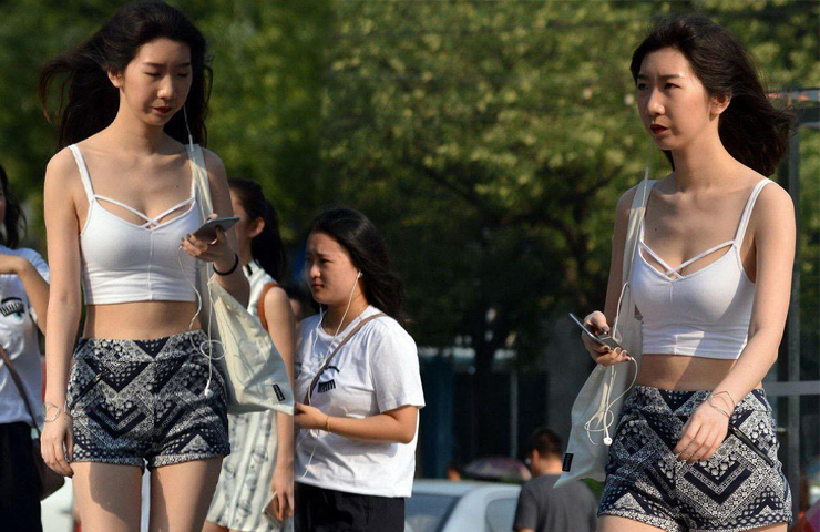 Trên đường phố, dễ dàng bắt gặp hình ảnh các cô gái diện áo&nbsp;bralette không gọng.