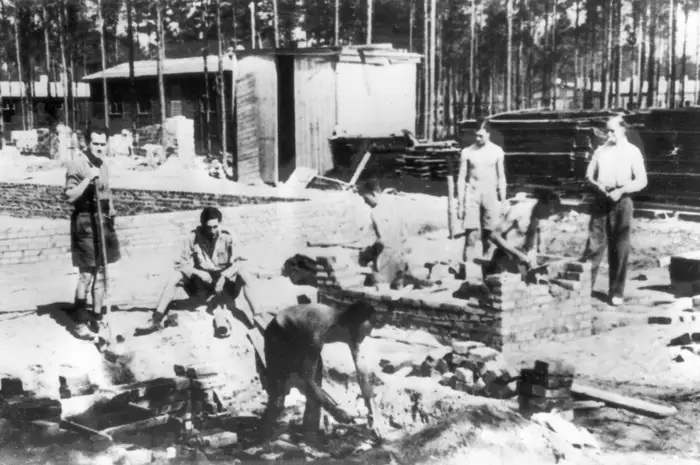 Các tù nhân xây một phòng giam tại nhà tù Stalag Luft III năm 1944. Ảnh: Getty